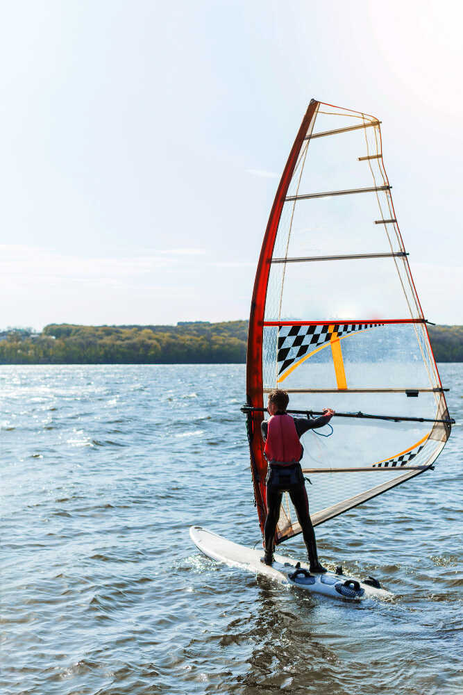 Jak skompletować i ile kosztuje sprzęt do windsurfingu?